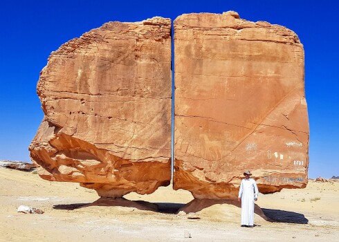 Камень Аль-Наслаа: кто мог в древности разрезать его столь ровно на две части и зачем?