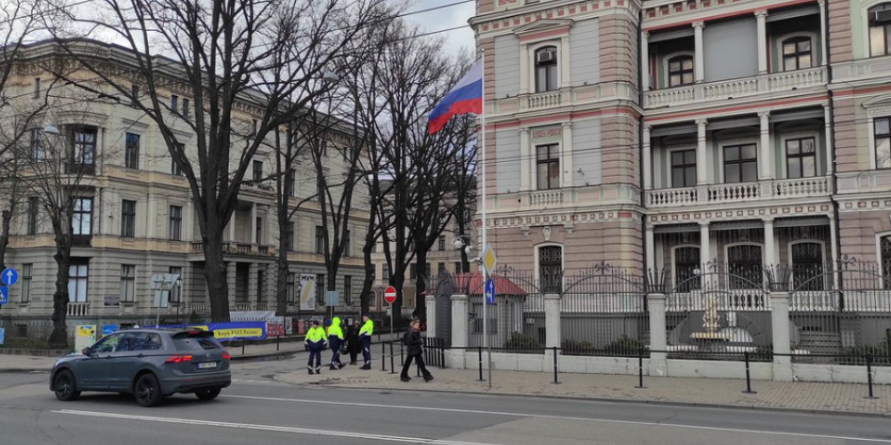 Medicīnas muzejs skaidro, kāpēc no fasādes pazudis Putina plakāts