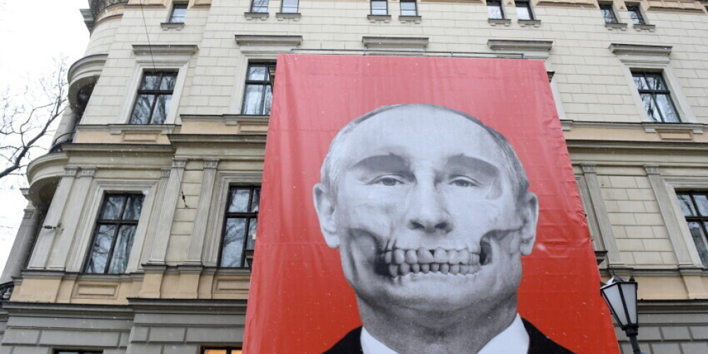 Twitter негодует: почему с фасада здания Музея медицины в Риге исчез плакат Путина?