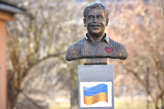 Бюст бывшего президента Вацлава Гавела в чешском городе Летовице теперь украшен украинскими цветами и сердечком.