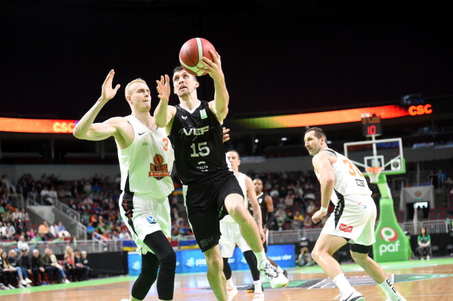 "VEF Rīga" spēlētājs Artis Ate (nr.15, melnā tērpā) "Pafbet" Latvijas - Igaunijas Basketbola līgas fināla spēlē vīriešiem starp "VEF Rīga" un "KK Viimsi" komandām "Arēnā Rīga".