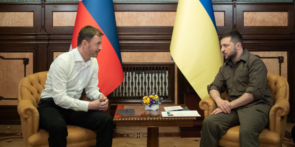 Slovākijas premjerministrs Eduards Hegers un Ukrainas prezidents Volodimirs Zelenskis