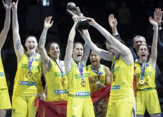 "Sopron" basketbolistes priecājas par panākumu.