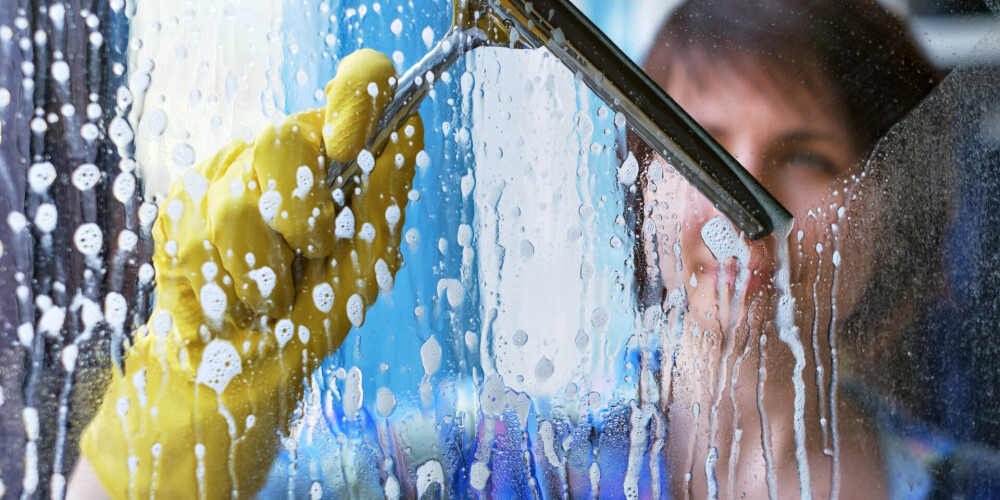 Kā ātri nomazgāt logus spoži tīrus un kāpēc neizmantot vecmāmiņu avīžu metodi