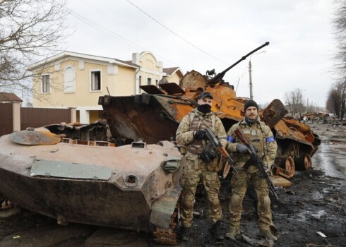 Ukraiņu armijnieki pie iznīcināta Krievijas armijas tanka Bučā. 