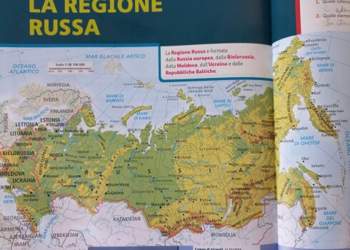 В итальянских учебниках границы России значительно расширили за счет Латвии