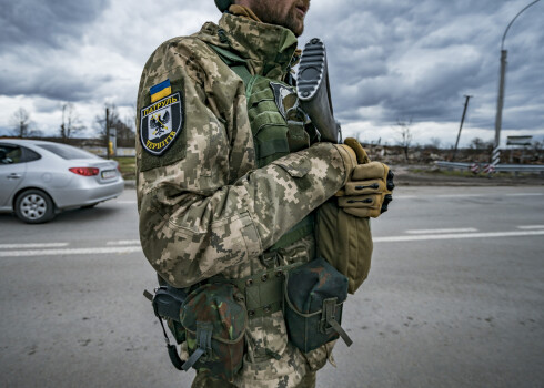 2022. gada 11. aprīlis. Ukrainas karavīrs kontrolē kontrolpunktu Černihivā.