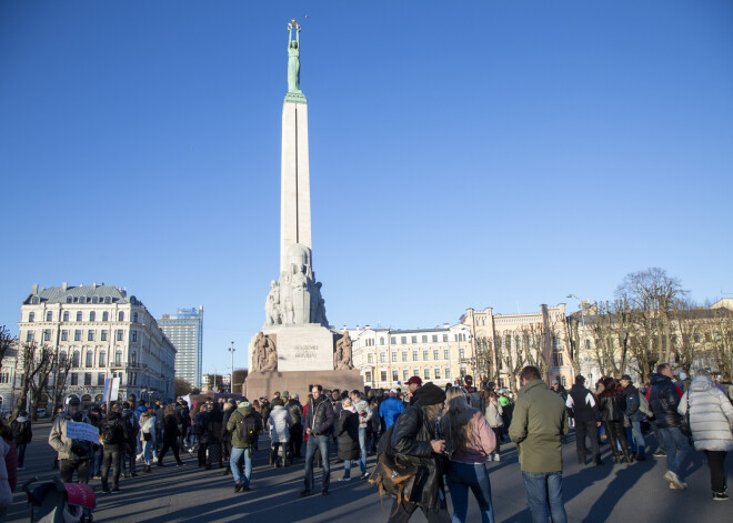 Pie Brīvības pieminekļa notiek protesta akcija "Ģimenes vērtību atbalstam", kurā protestē pret Civilās savienības likuma pieņemšanu.