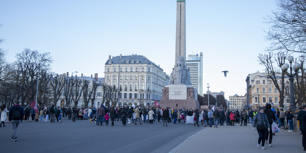 Pie Brīvības pieminekļa notiek protesta akcija "Ģimenes vērtību atbalstam", kurā protestē pret Civilās savienības likuma pieņemšanu.