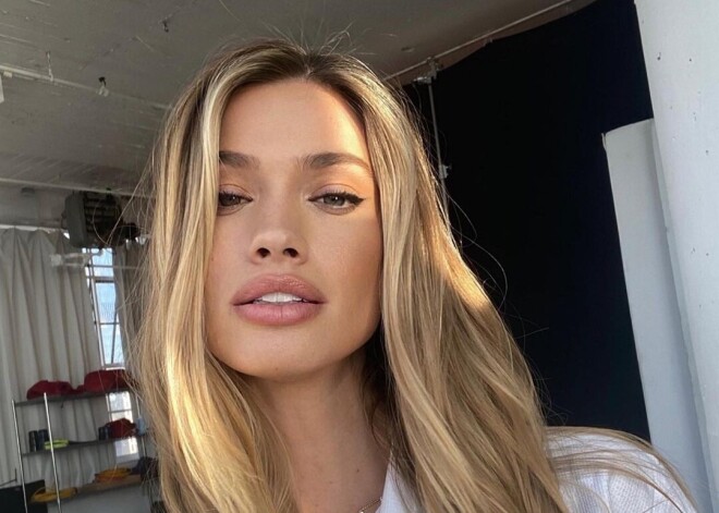 Модель Victoria's Secret показала новые фото с украино-польской границы, где работала волонтером