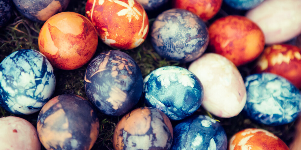 7 idejas, kā ar dabas veltēm nokrāsot spilgtas un košas Lieldienu olas