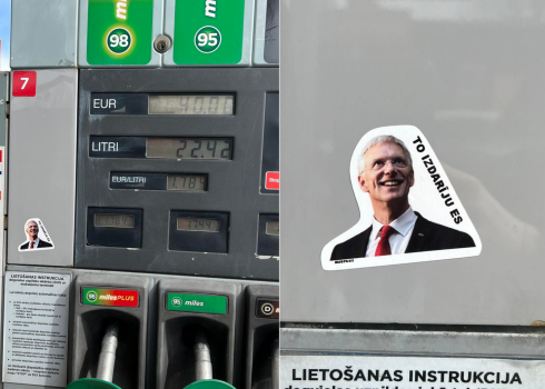 "Это сделал я": на бензоколонках возле цен за литр топлива красуются наклейки с самодовольным Кариньшем
