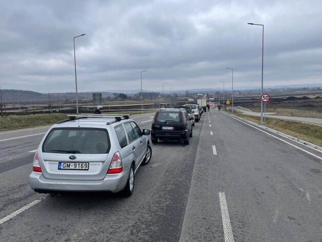 Konvojs pie Ukrainas robežas. Šo kontrolpunktu gan nebija lemts šķērsot, nācās braukt uz citu, lielāku.