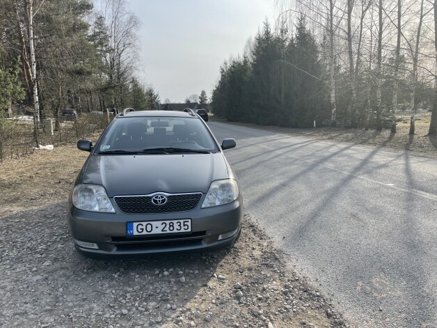 19 gadu vecā "Toyota Corolla", kas garo ceļu izturēja godam.