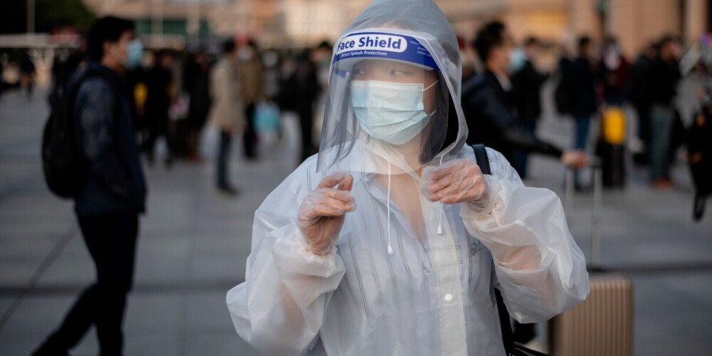 В Шанхае рабочих две недели не выпускают с завода из-за коронавируса