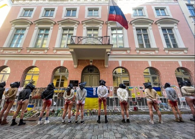 Tallinā sarīkota "asiņaina" protesta akcija pret Krievijas karaspēka zvērībām Ukrainā