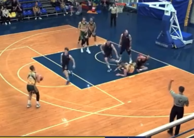 Grūdieni, spērieni un atspiedieni: Līvānu un Kandavas basketbolisti 2. līgas ceturtdaļfinālā sarīko īstu “izrādi”. VIDEO