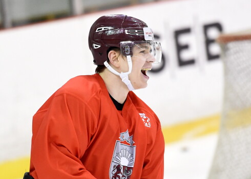 Latvijas hokeja izlases kandidātu lokam pievienojas OHL vērtīgākais spēlētājs, bet parādījies vēl viens atteikums