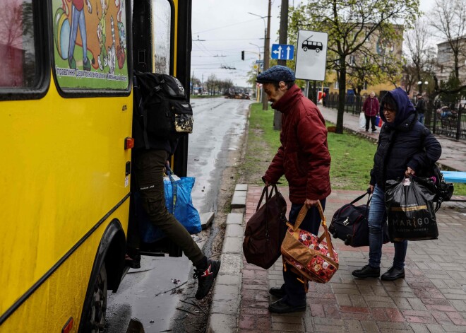 Amatpersona: okupanti Mariuopolē iedzīvotājiem liek valkāt baltus apsējus