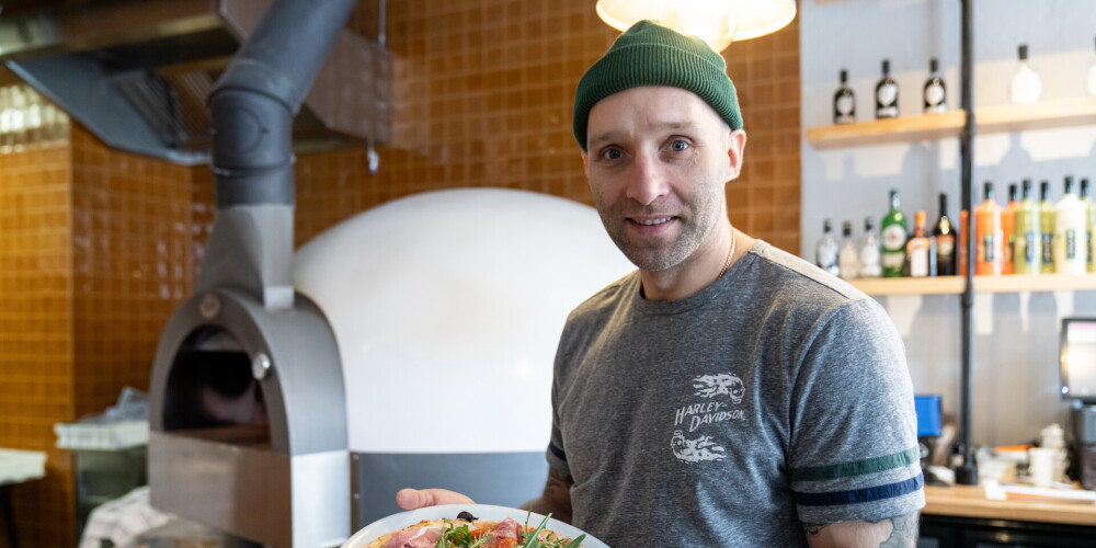 Mūziķis Gatis Irbe tagad saimnieko neapolitāņu picērijā "O’Sole Mio!".  “Man pašam patīk apsēsties savā picērijā, vērot apmeklētājus, skatīties, kā darbojas picu meistars, vai arī vienkārši lūkoties krāsnī, uguns liesmās. Tā man ir kā zināma meditācija. Tāpēc bieži nāku uz picēriju, lai pastrādātu savus ikdienas darbus – skatos krāsnī un domāju jaunas idejas mūzikai,” saka Gatis.
