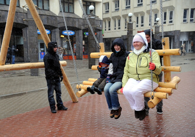 Pirms desmit gadiem - 2012. gada Lieldienās viena no galvenajām rīdzinieku atrakcijām bija šūpošanās atrakcijā “Jautrās Lieldienu šūpoles” Kaļķu ielā.