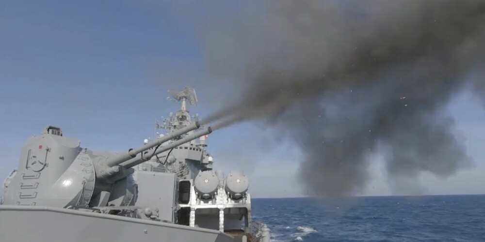 Čūsku salas aizstāvju trīs mājas tālāk pasūtītais krievu karakuģis turas virs ūdens un virzās pāri Melnajai jūrai