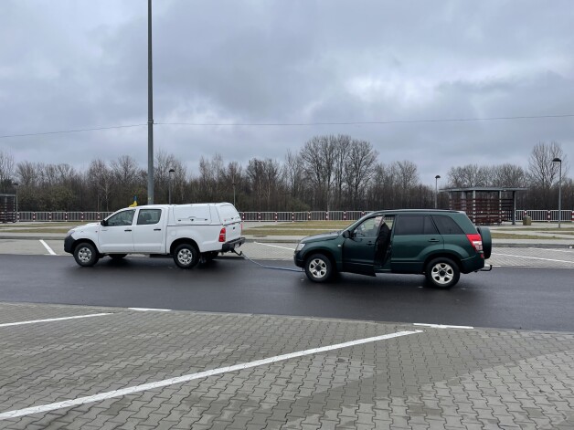 Ne visi tika līdz galam – zaļo Suzuki nācās aizvilkt uz tuvāko stāvvietu un tur atstāt.