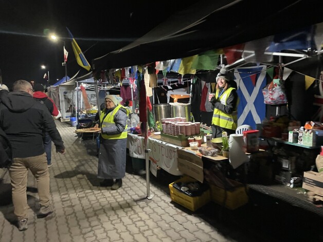 Polijas pusē pie robežas izveidojusies humānās palīdzības pilsētiņa.