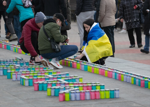 ФОТО: у Латвийской национальной оперы зажгли свечи в память о жертвах военных преступлений в Украине