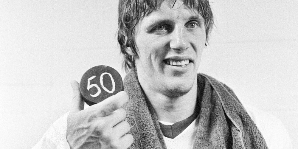 Maiks Bosijs 1981. gadā, turot ripu, kas simbolizē 50 gūtus vārtus sezonas pirmajās 50 spēlēs.