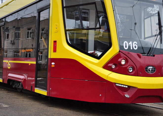 Vēl viens šausmu stāsts Daugavpils tramvajā: 9 gadus veca meitene tiek iespiesta durvīs un vilkta līdzi