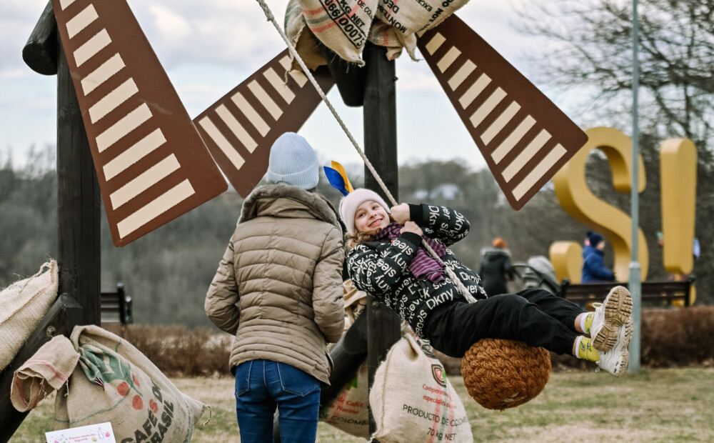 FOTO: Siguldā norisinās Latvijā vienīgais Šūpoļu festivāls