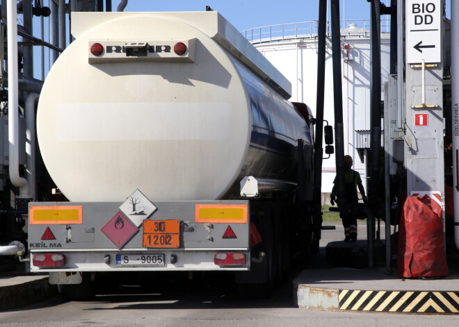 Latvijā līdz gada beigām izsludināta enerģētiskā krīze naftas produktu apgādē