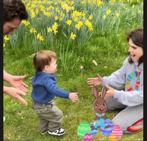 Princese Eiženija un Džeks Brūksbenks ar dēlu Augustu šā gada Lieldienās.