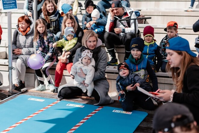 Distances karstumā lielie brāļi un māsas pieslēdzas atbalstīt