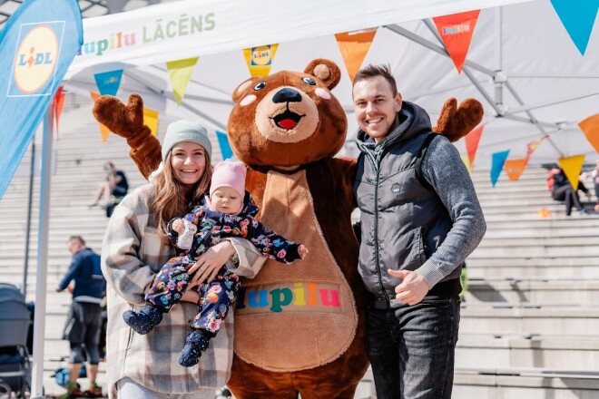 Draudzīgais Lupilu lācis ar dalībniekiem tikko pēc finiša
