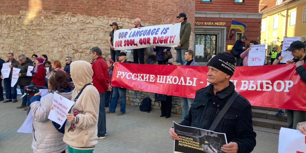 FOTO: krievu skolu aizstāvji Rīgas centrā protestē pret turpmāku skološanos tikai latviešu valodā