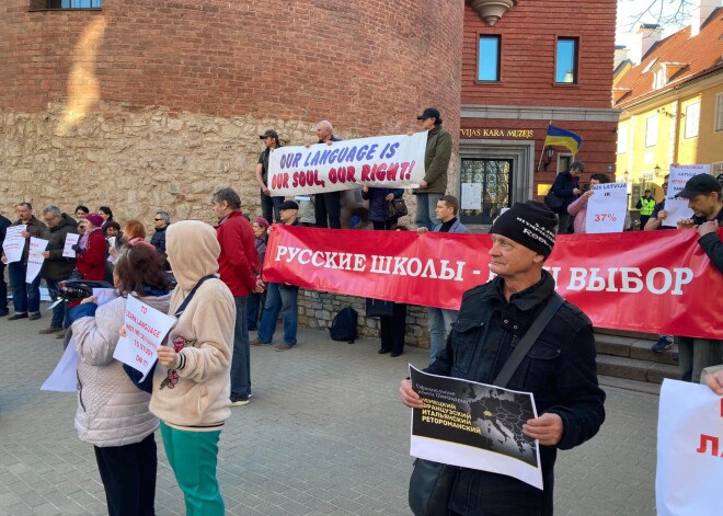 FOTO: krievu skolu aizstāvji Rīgas centrā protestē pret turpmāku skološanos tikai latviešu valodā