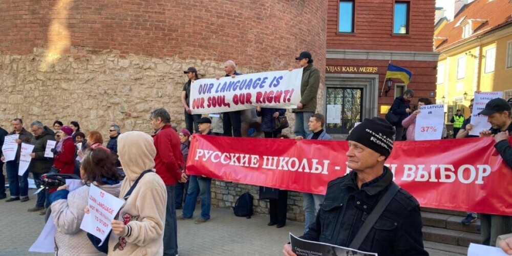 ФОТО: в Риге состоялся пикет защитников русских школ против обучения только на латышском языке