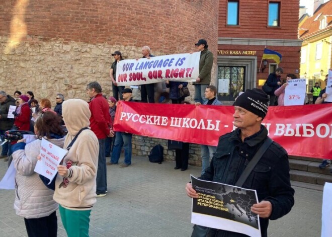 ФОТО: в Риге состоялся пикет защитников русских школ против обучения только на латышском языке