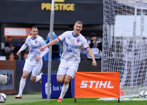 Latvijas futbola izlases uzbrucējs Vladislavs Gutkovskis (pa labi).