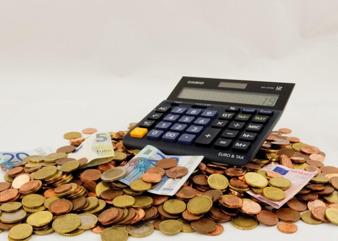 Latvijā valsts budžetā deficīts pērn sasniedza 7,3% no IKP