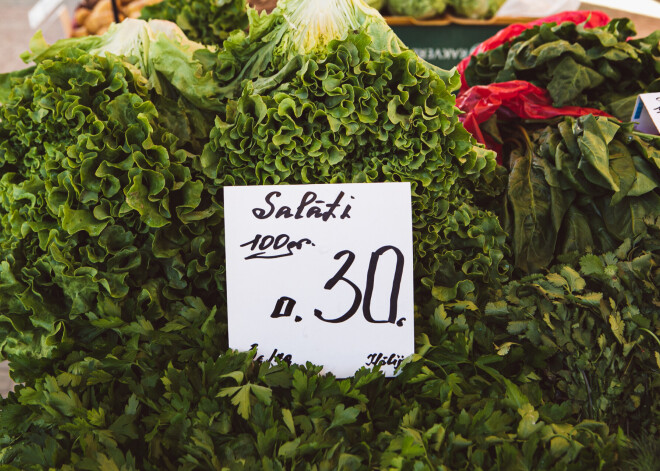 Simtgramīga salātu buntīte maksā 30 centus.