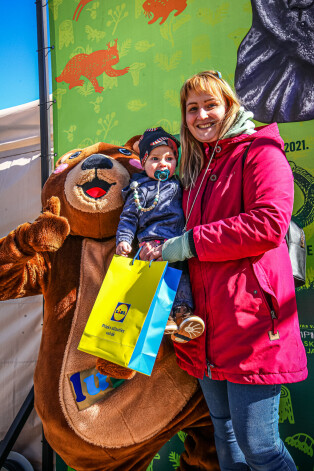 Foto ar 2. vietas ieguvēju Evertu un mammu Līgu