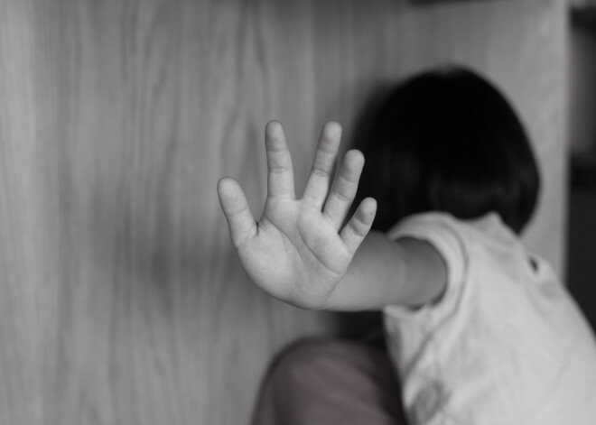 Seksuālā vardarbība pret bērnu - ko tā nodara, un kā iespējams palīdzēt to piedzīvojušajiem dzīvot tālāk