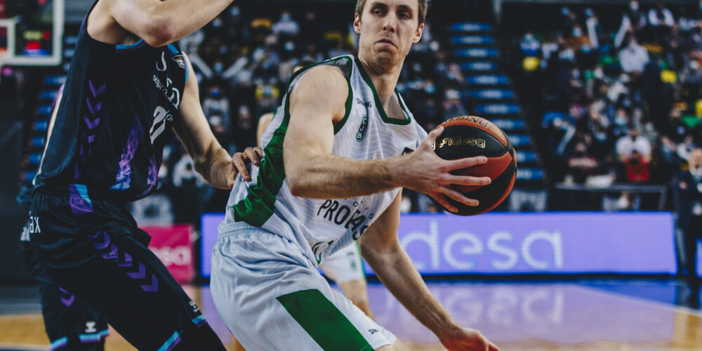 Badalonas "Joventut" (spāņu: Club Joventut de Badalona) ir profesionāls Spānijas un Katalonijas basketbola klubs, kas ir bāzēts Badalonā. Klubs spēlē ACB līgā. Tas tika dibināts 1930. gadā. "Joventut" ir viens no trim Spānijas klubiem, kas visu pastāvēšanas laiku ir spēlējis Spānijas augstākajā līgā. 1994. gadā "Joventut" kļuva par Eiropas čempionvienību kausa izcīņas čempioniem, tāpat tas ir 4 reizes uzvarējis Spānijas čempionātā. Mājas spēles komanda aizvada Palau Olímpic arēnā. Slavenākie "Joventut" spēlētāji ir Rauls Lopess, Alekss Mumbru, Rūdijs Fernandess un Rikijs Ruvio.