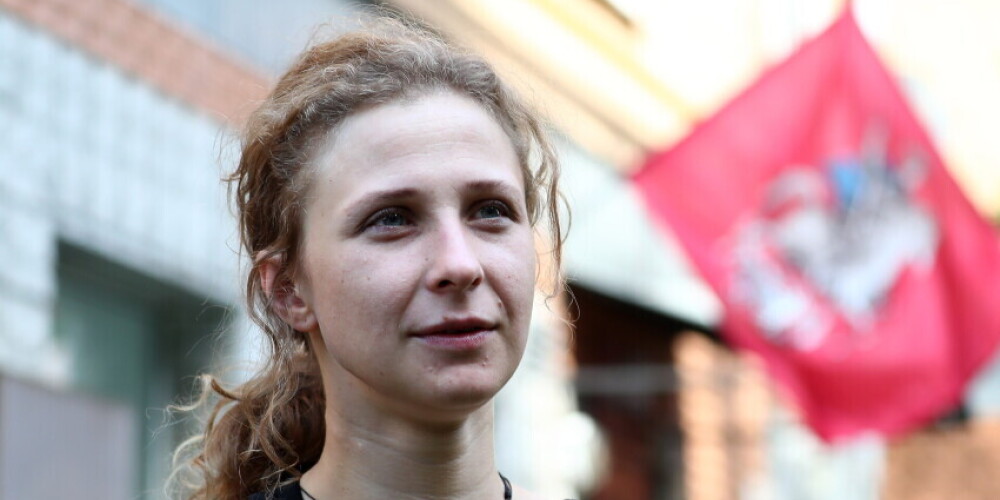 Krievijā opozīcijas aktīvistei Marijai Aļohinai brīvības ierobežošanu nomaina pret cietumsodu