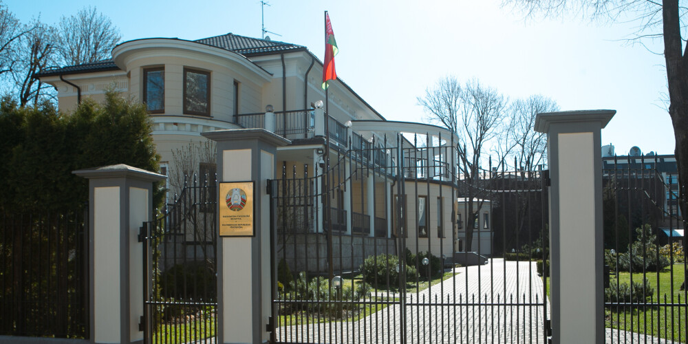 Baltkrievijas vēstniecības Rīgā vārti cieši aizslēgti: aiz tiem dzīvība nevaid.