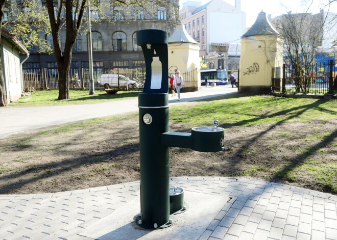 Šodien plkst.10 Vērmanes dārzā Rīgas domes pārstāvji atklāja jaunu dzeramā ūdens brīvkrānu.