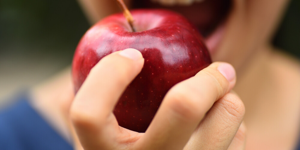 "Apēd katru dienu pa ābolam, un dakteris nebūs vajadzīgs." Ko veselības labā dara parastākais ābols
